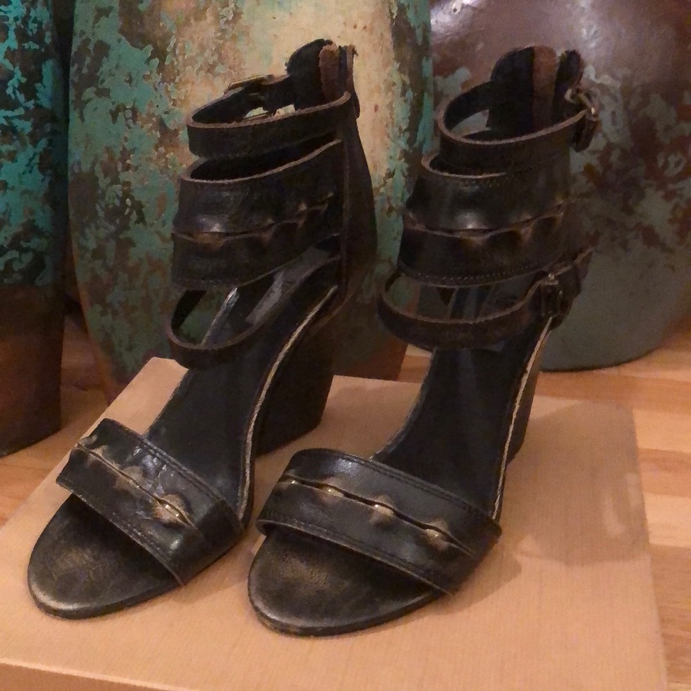 💎SOLD💎Mia Limited Edition Leather Sandals - Picture 3 of 8